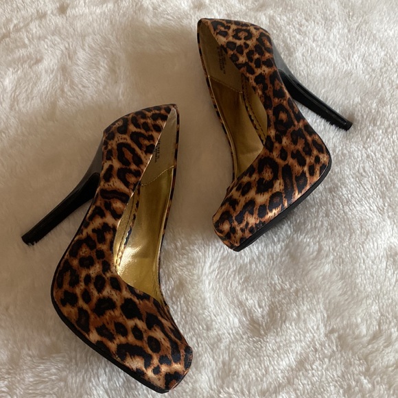 NEW BAMBOO Satin Leopard Print Platform Pumps Size 7 1/2 - Picture 13 of 15